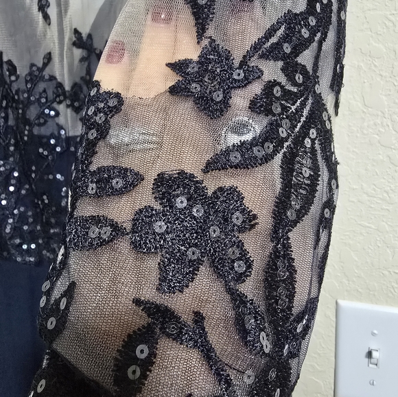 Trumpet/Mermaid V Neck - Picture 13 of 15